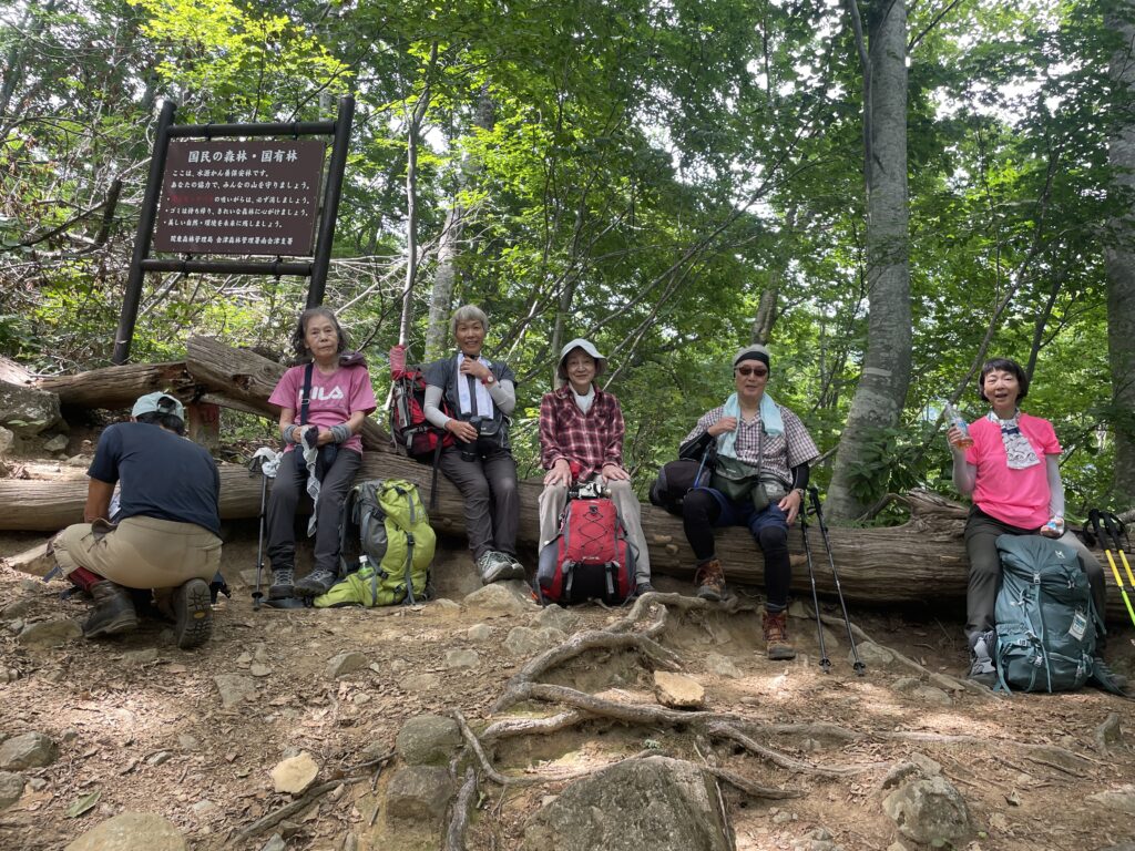 急坂を登って一息。森林管理署標識。