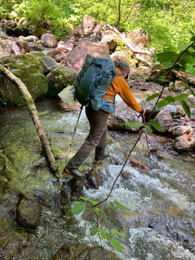 七つ沼カールを登る