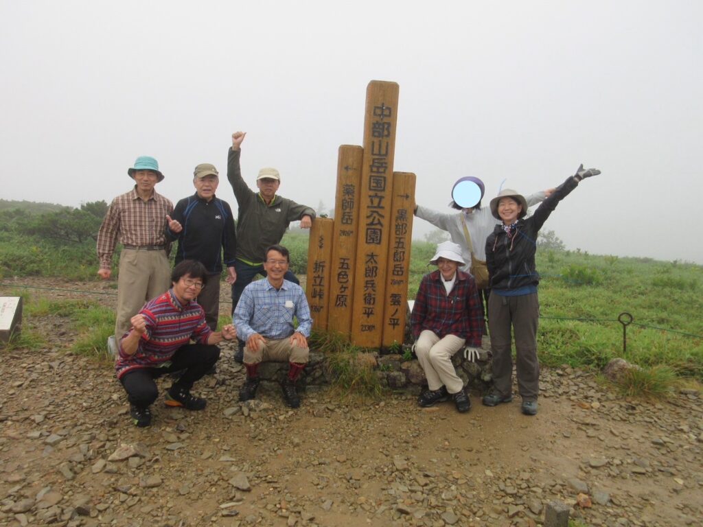 太郎平小屋にて、出発前の元気な一同　 (カメラ:shun)