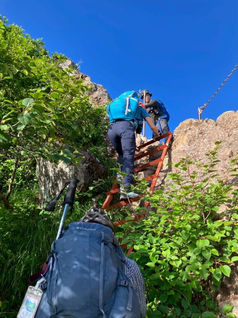横岳へ険しい道が続く