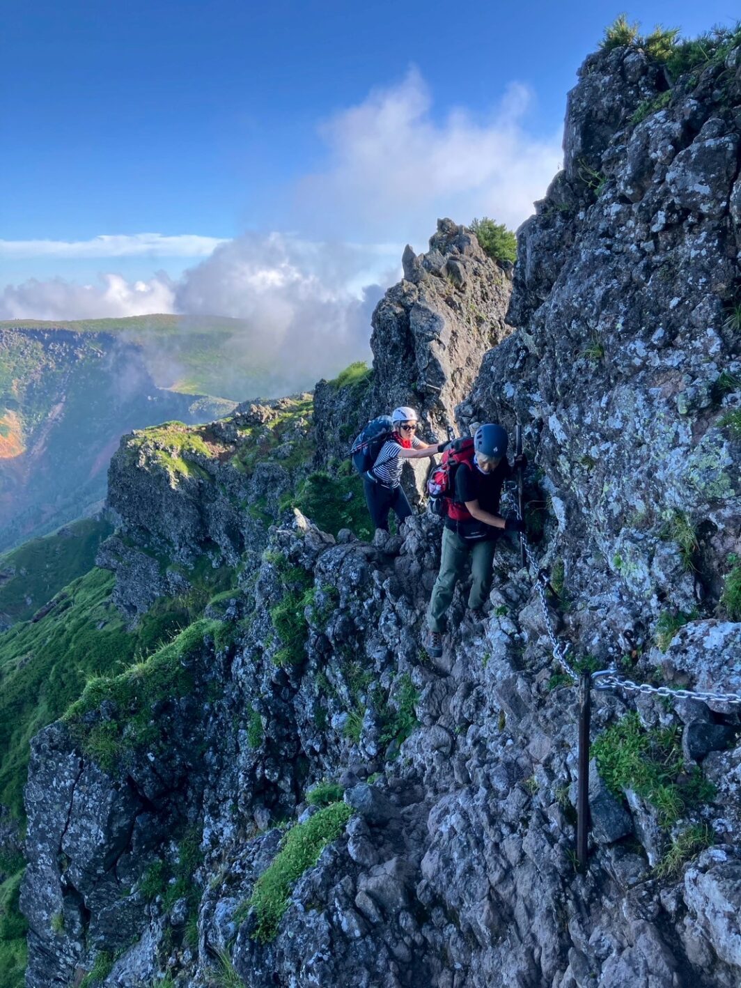 横岳への鎖場