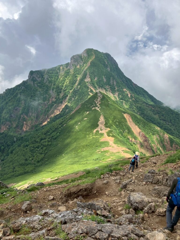 赤岳西側に堂々とそびえる阿弥陀岳
