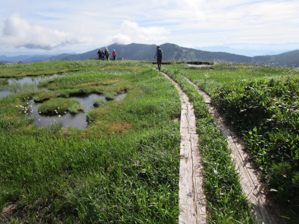 中門岳に向かう木道