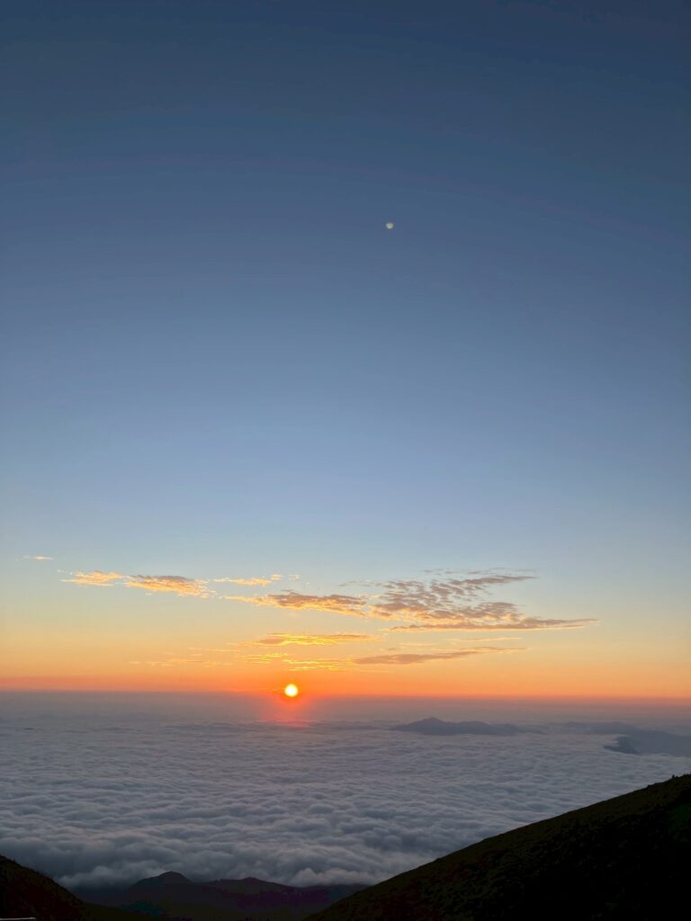 硫黄岳山荘前からの日の出