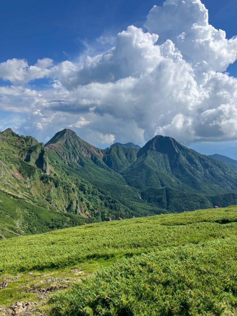 硫黄岳山頂から赤岳方面を望む