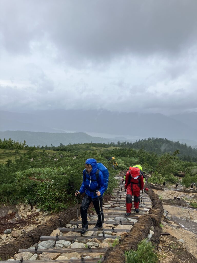 雲の彼方に有峰湖　(撮影:manul)