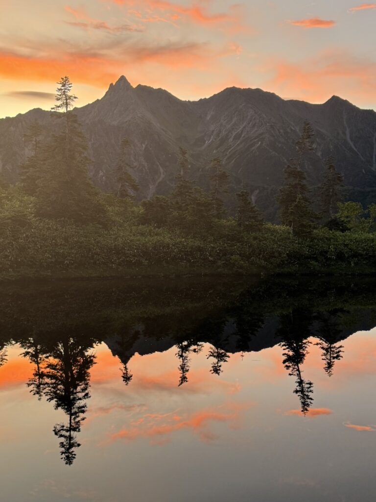 朝焼けの鏡池、逆さ槍　(撮影: Hammnerhead)