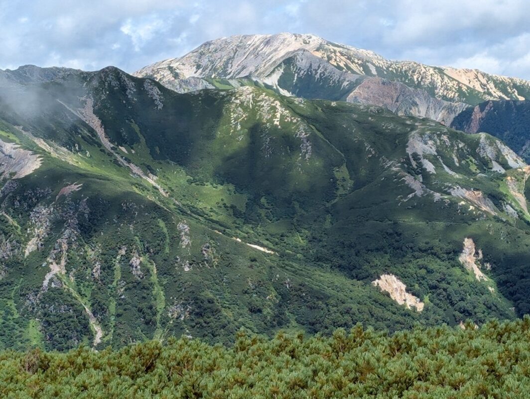 双六岳中道分岐あたりの眺め　(撮影: Soregashi)