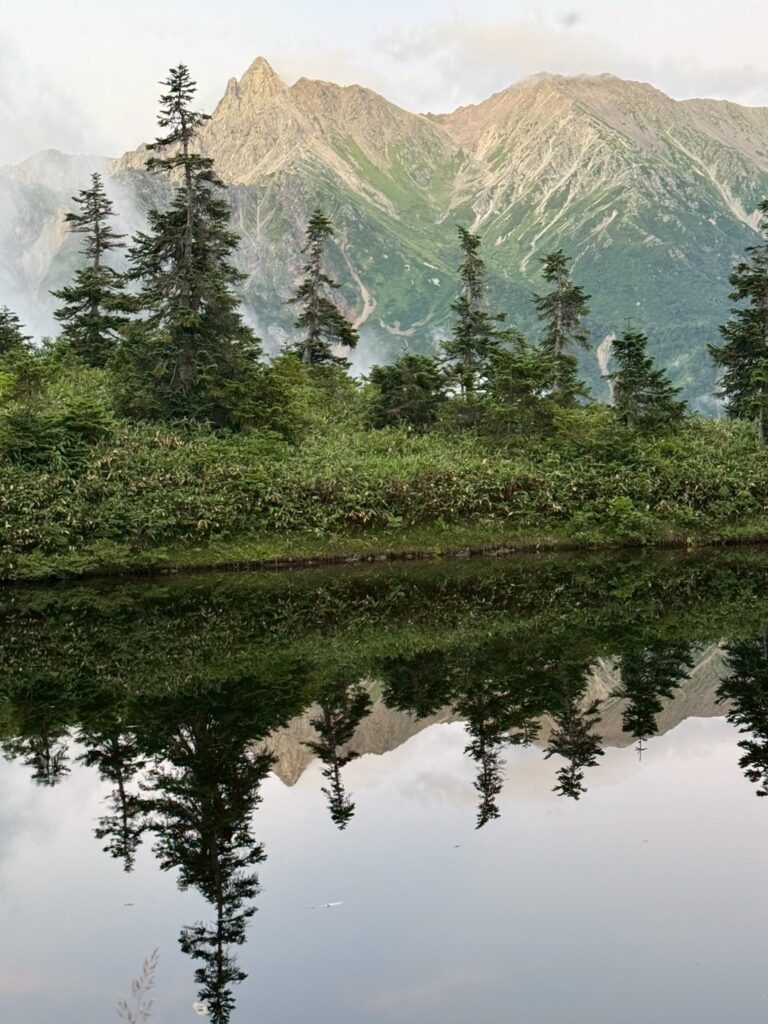 鏡池に映る逆さ槍　(撮影: Hammnerhead)