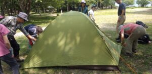 テント設営その3　(撮影: yuko)