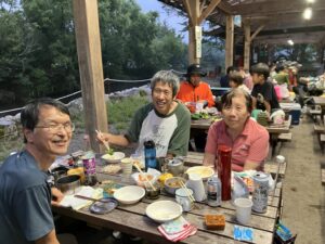 テント場での夜の宴　(撮影: みっちゃん)