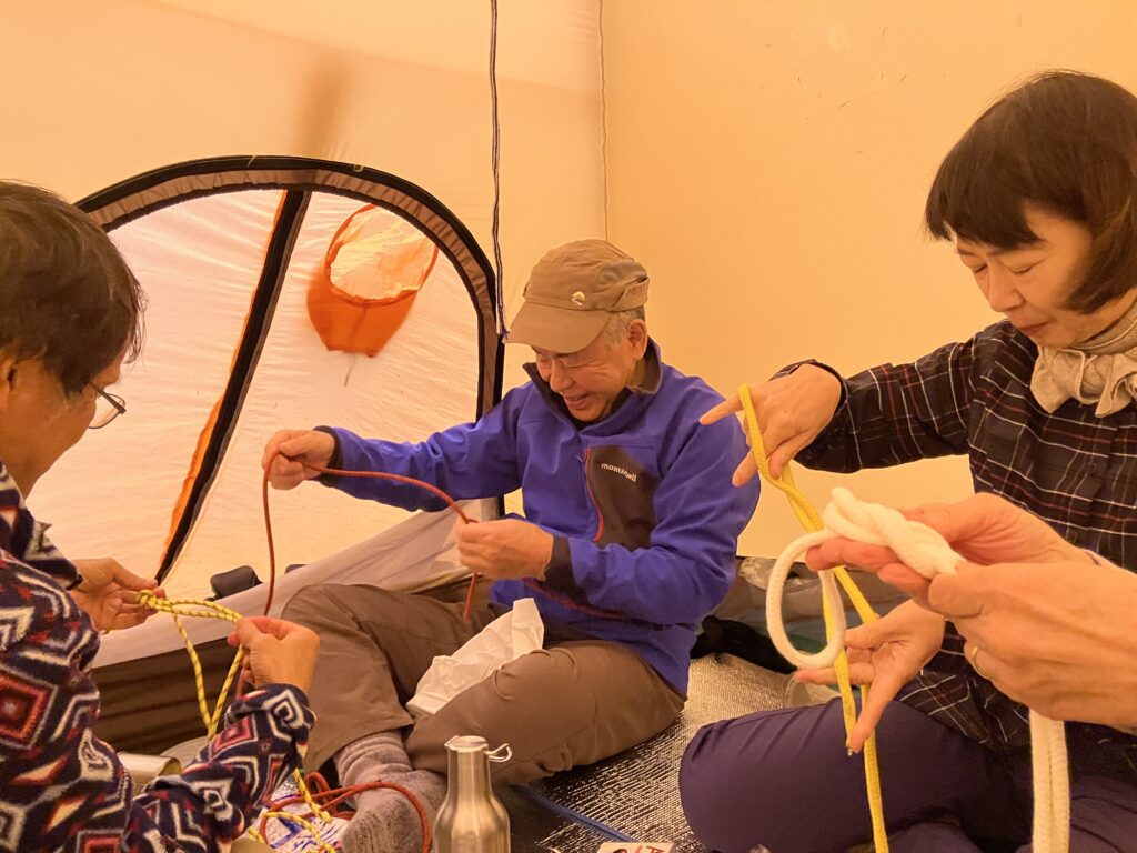 一つ屋根の下に集いロープワーク練習　(撮影:manul)