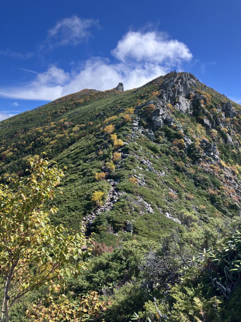 青空に映える金峰山　 (撮影:manul) 　