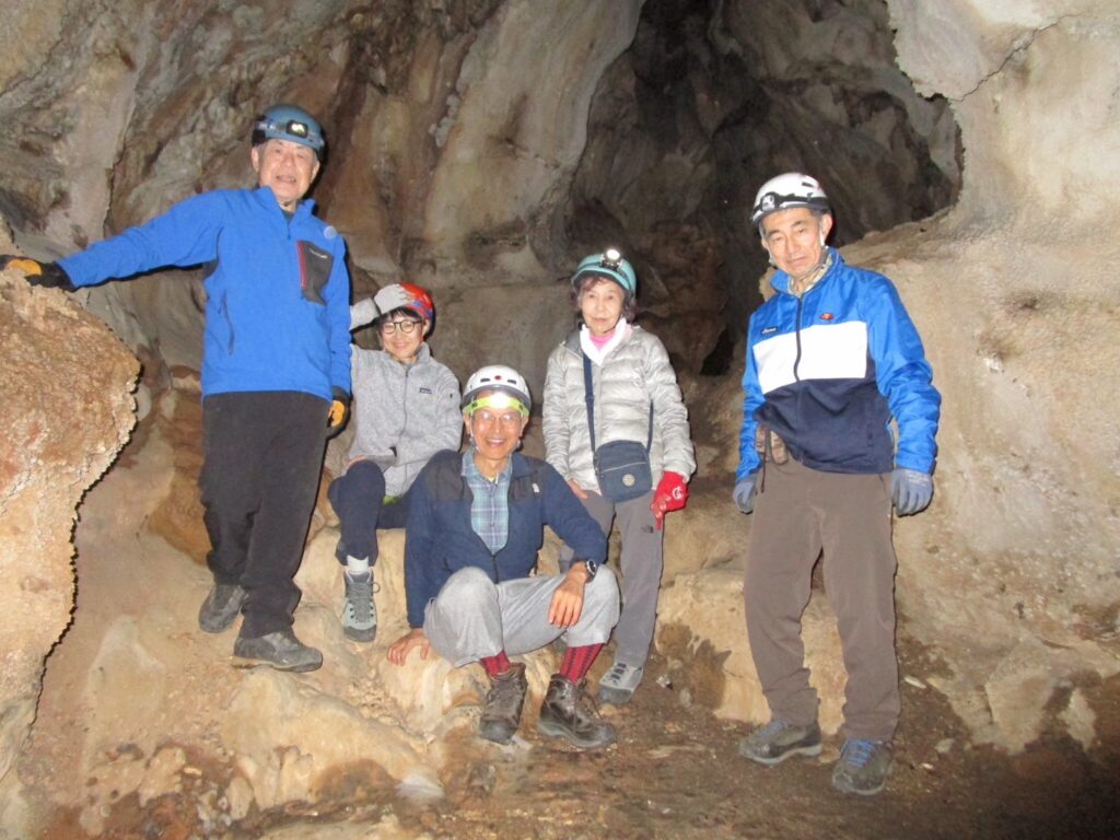 立処山の洞窟にて(撮影:shun) 