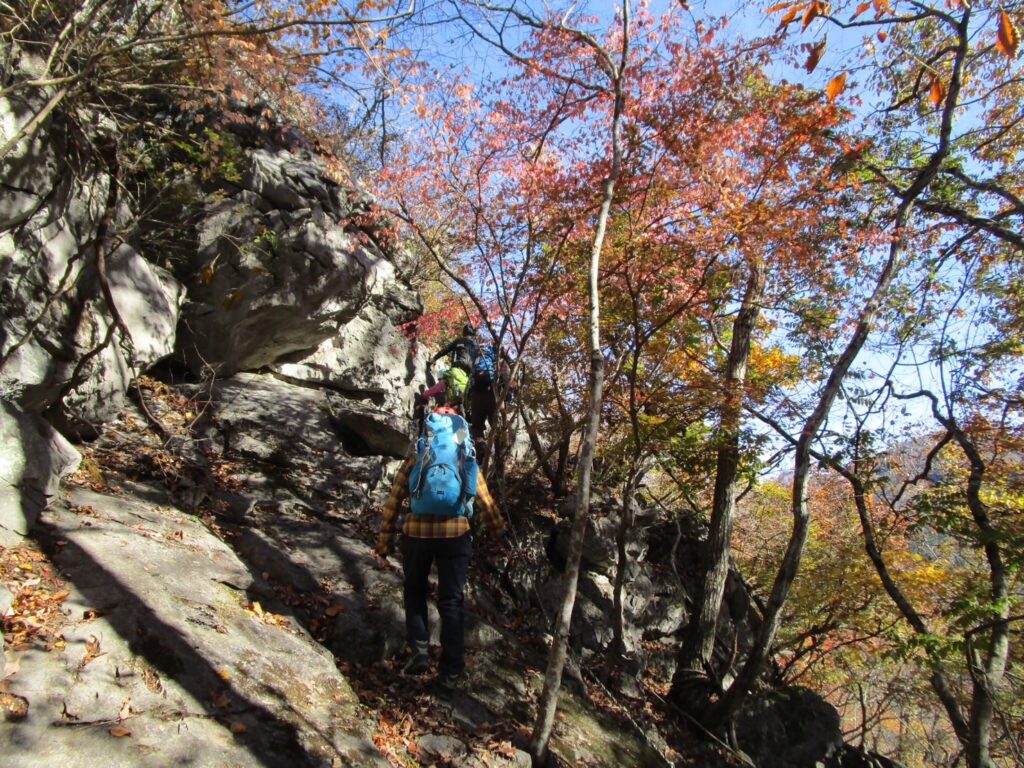 山頂手前の岩場(撮影:shun) 