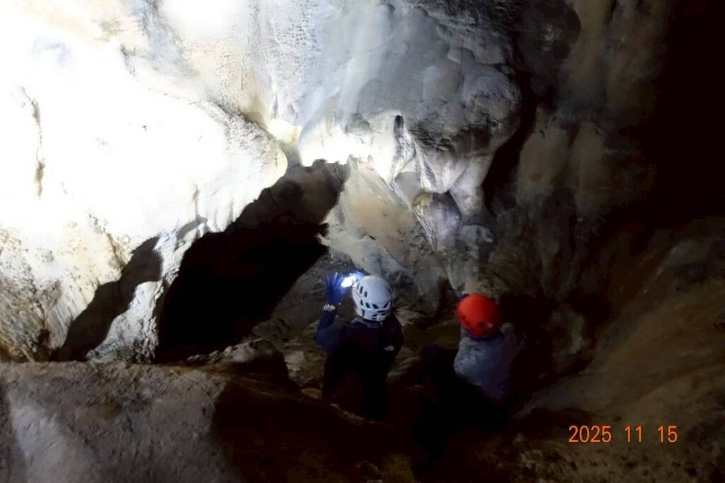 洞窟をゆく怪しい探検隊(撮影: Yukio)