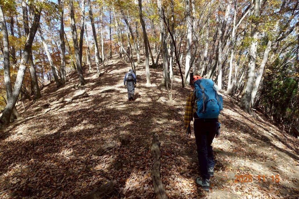 急登を登る (撮影: Yukio)