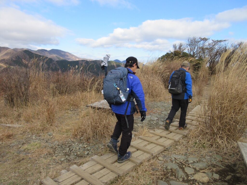 塔ノ岳に向け歩みを進める (撮影:shun) 