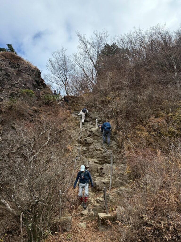 岩場を降りる精鋭たち (撮影: ナベノ) 