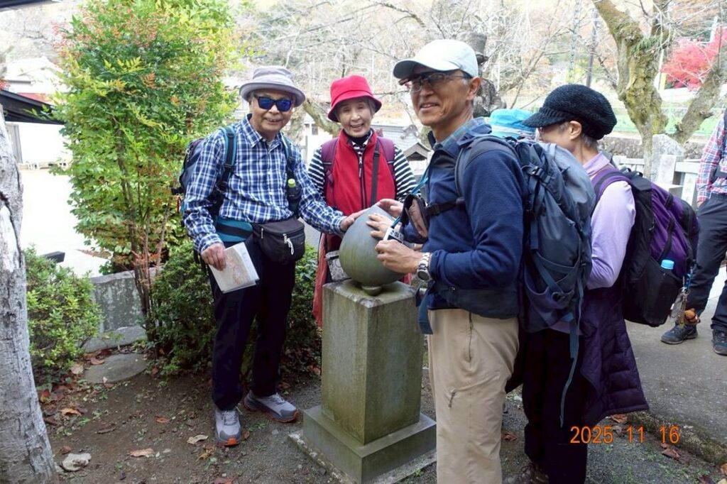 厄王大権現のつるつる石、皆で撫でまわす（撮影Yukio）