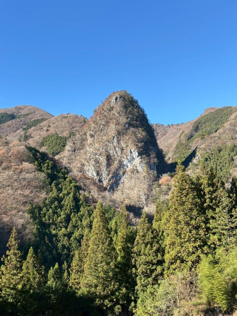 青空に聳える稲村岩 (撮影: osugi) 