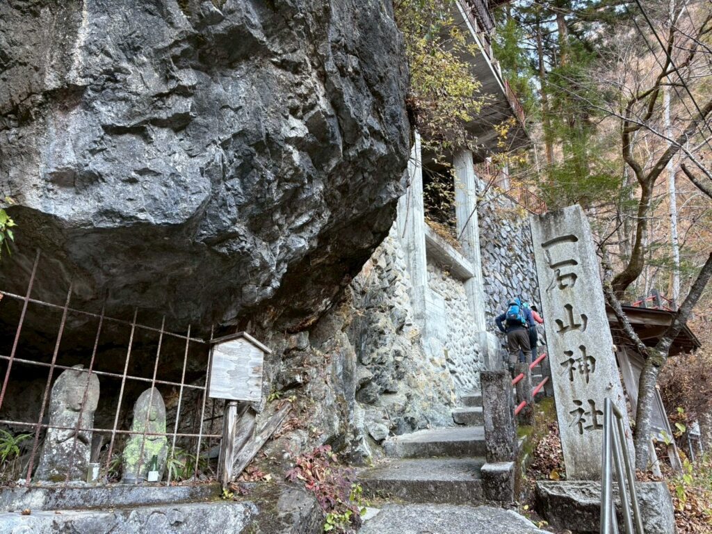 一石山神社への入り口(撮影: osugi) 