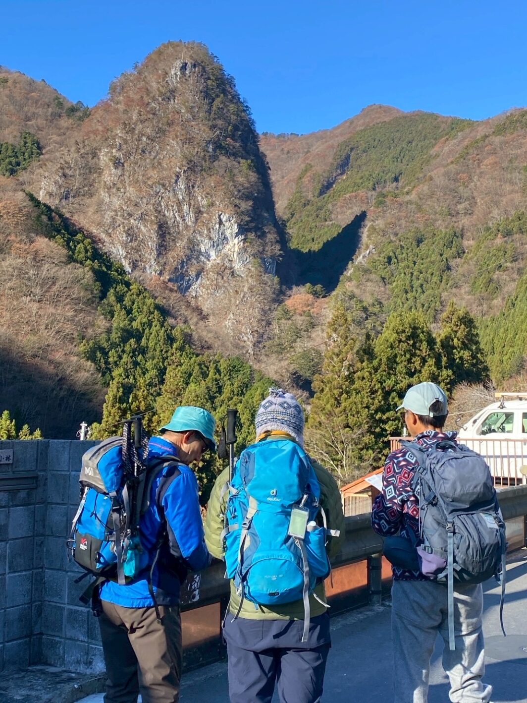 稲村岩を前に地図を確認　(撮影: moru)