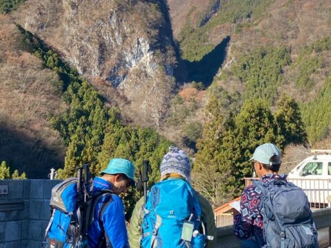 稲村岩を前に地図を確認　(撮影: moru)
