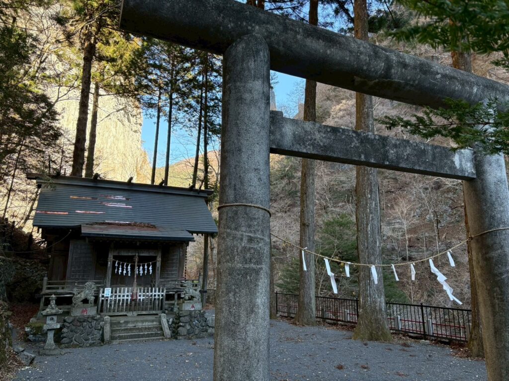 一石山神社の脇から登る(撮影: osugi) 