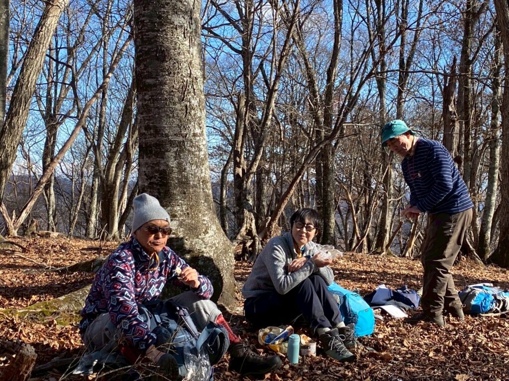 山頂でのランチ　(撮影: moru)