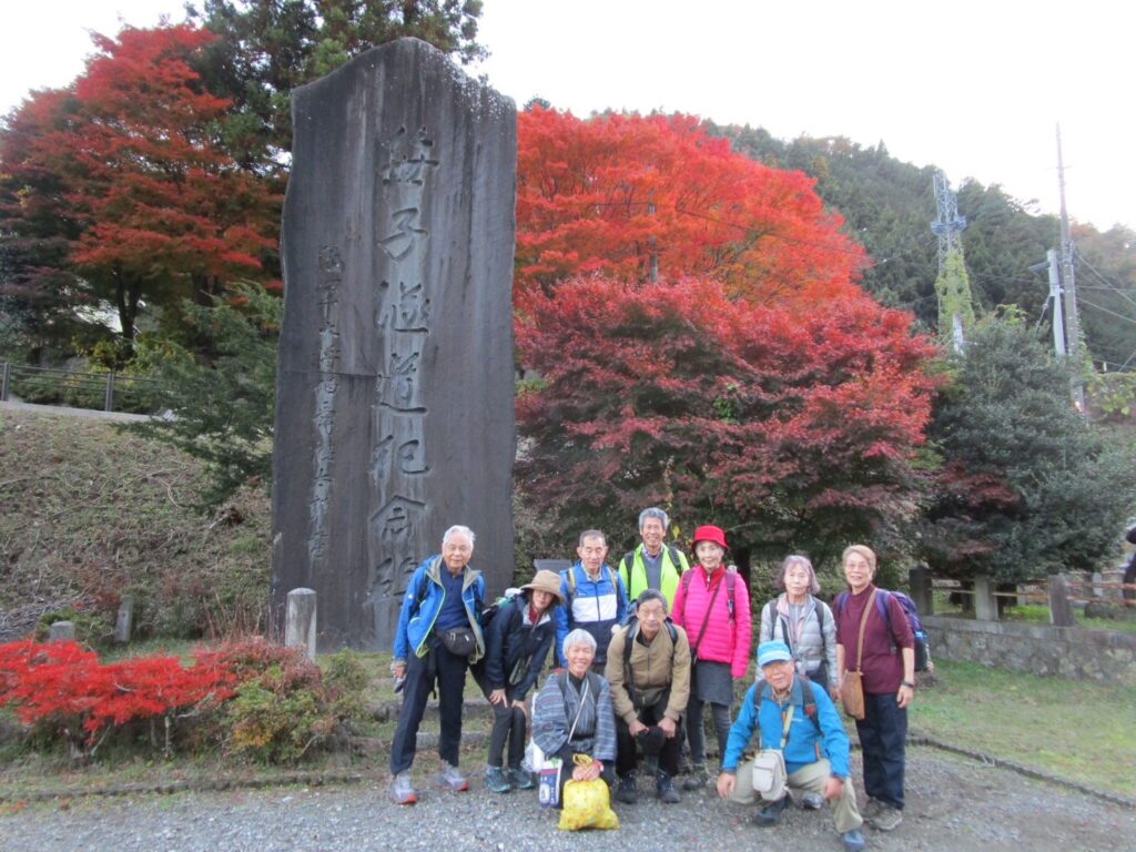 笹子街道記念碑前（カメラshun）