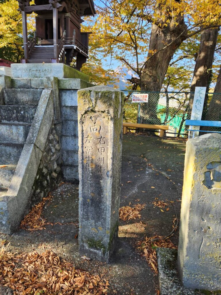 大月追分、右甲州街道、左富士街道とある（撮影tantan）