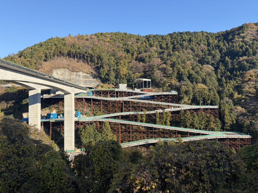 第二東名高速道路工事で登山道は建築現場の足場状態が延々と続く（撮影ムーミン）