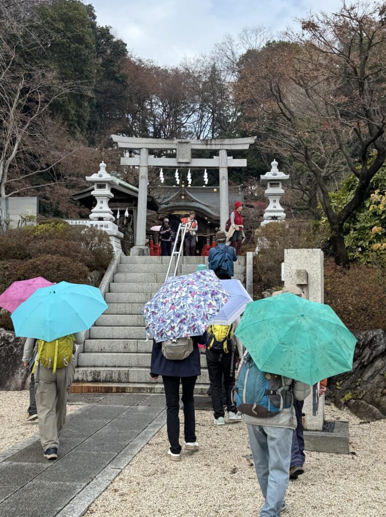 一旦止んだ雨が又降りだした。貫井神社到着（撮影HamerHead）