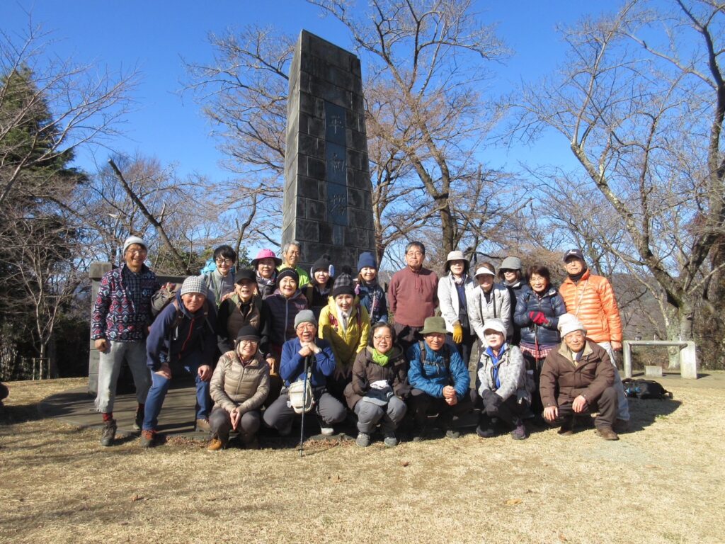 権現山山頂の平和塔前で記念撮影（カメラsyun）