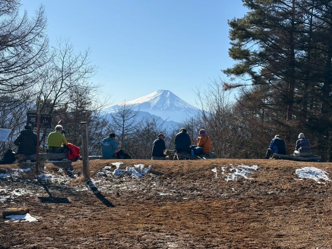 扇山山頂にて富士の秀麗を愛でつつひと休み (撮影: osugi)