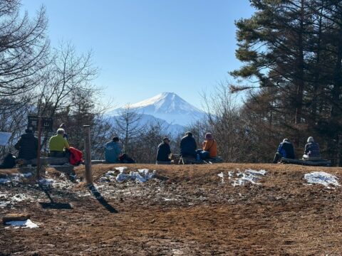 扇山山頂にて富士の秀麗を愛でつつひと休み (撮影: osugi)