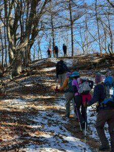 雪のつく道を山頂へ 　(撮影: Hammnerhead)