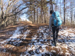 雪つく道を山頂へ　(撮影:shun)