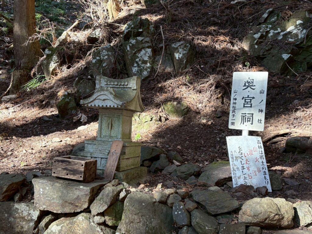 奥宮祠 (撮影: osugi) 