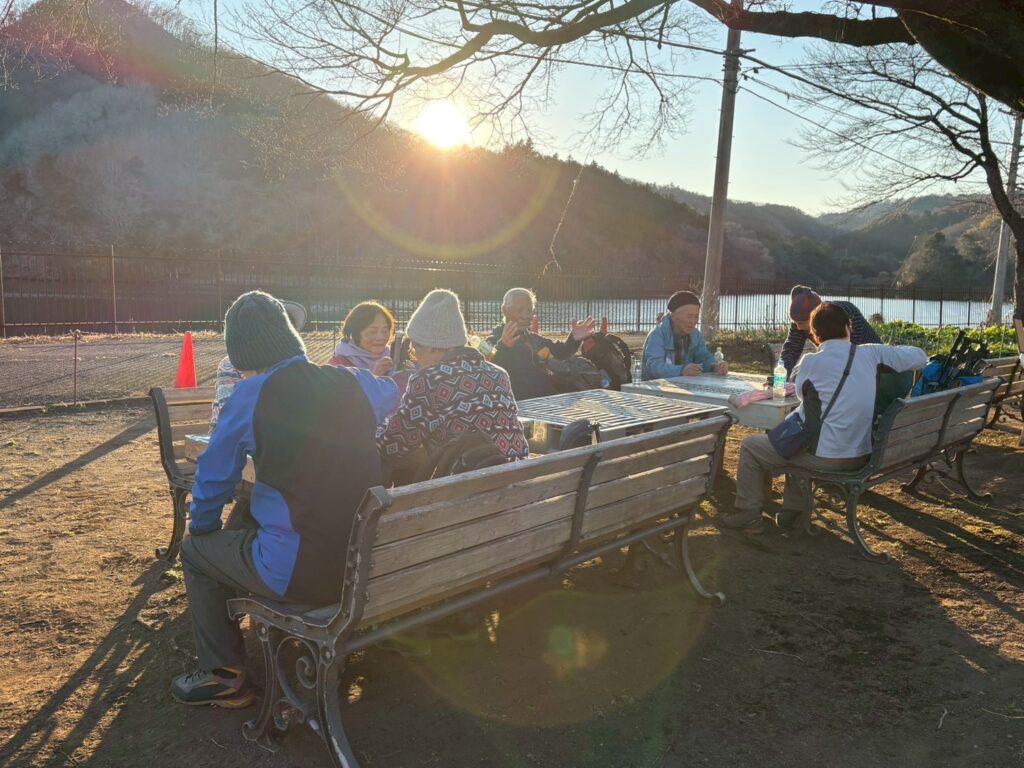 貯水池でおやつタイム (撮影: osugi) 