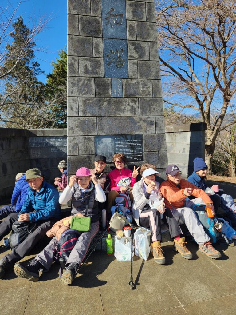 平和塔前で日向ぼっこしながら昼食（撮影tantan）