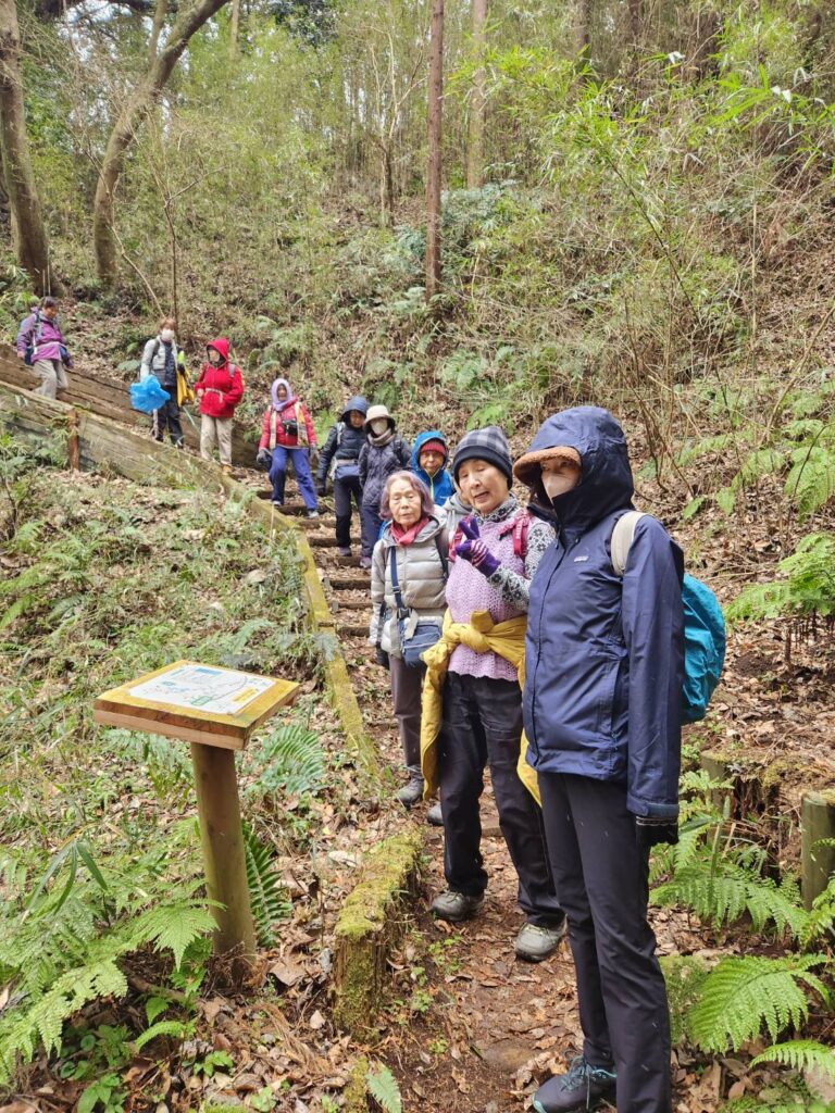 最近熊が目撃された園内の湿地帯に下りていく(撮影tantan)