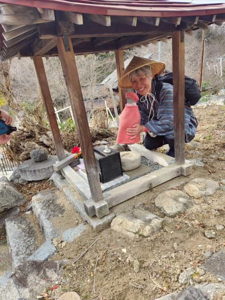 上流から流れて来たと伝えられている駒飼宿、叶岡地蔵、持ち上げることができれば願いが叶うと伝えられている
