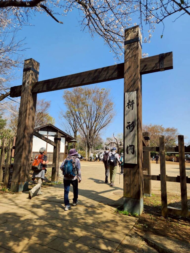 枡形山山頂に着く、枡形門とある。嘗て、お城が存在した時にここに枡形門があったのだろうか?(撮影tantan)