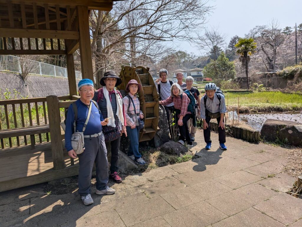 草地の先は田んぼになっており、水車も設置されていた(撮影denn)