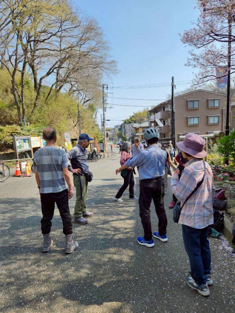 向ヶ丘遊園駅から歩いて生田緑地東口到着、準備運動をしてから出発(撮影tantan)